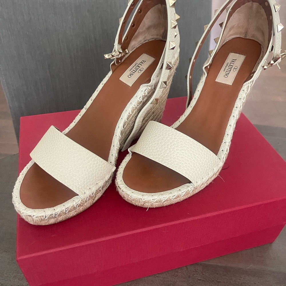 Valentino Garavani Wedge Sandals SZ 39 (9) in Ivory